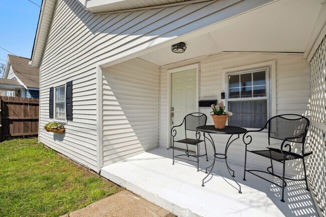 Foto del edificio - Charming 1910s cottage nestled in the vibr...