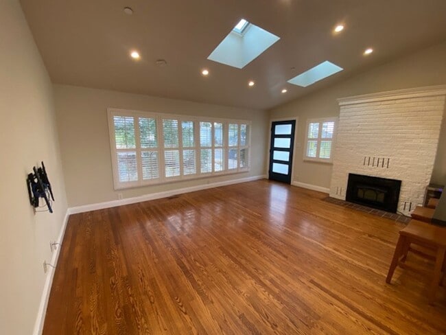 Building Photo - 1122 Miles Ave