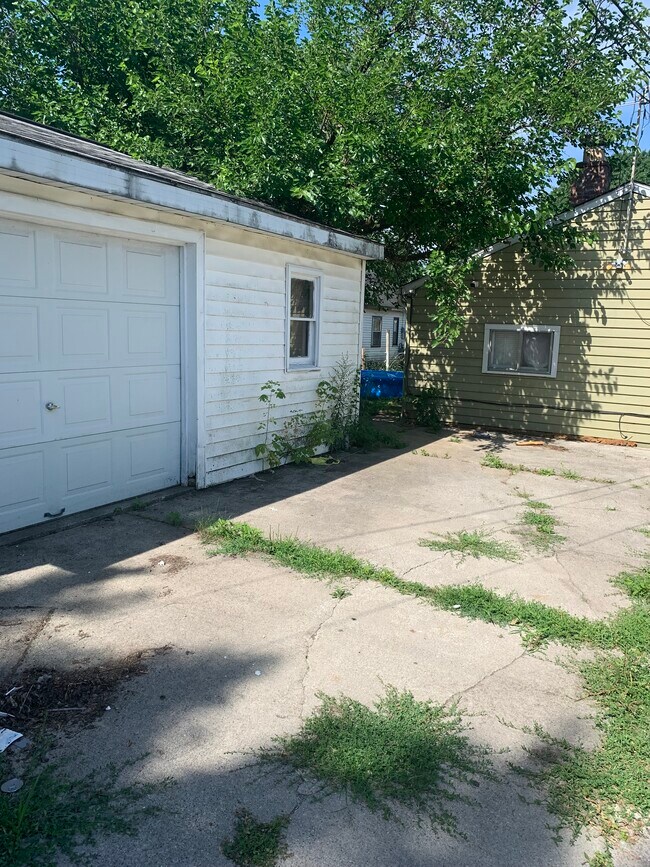 Building Photo - 2206 N Delphos St