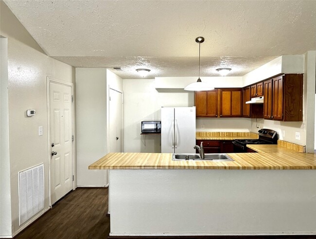 Foto del edificio - 13322 Oak Ledge Dr