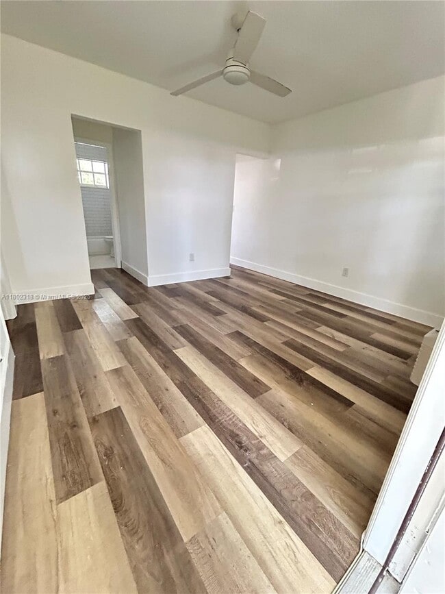 Foto del edificio - 571 NE 67th St