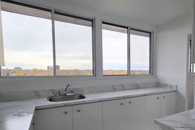 Building Photo - 5505 Boul Cavendish