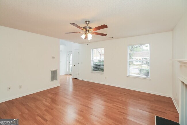 Foto del edificio - 3442 Creekview Dr