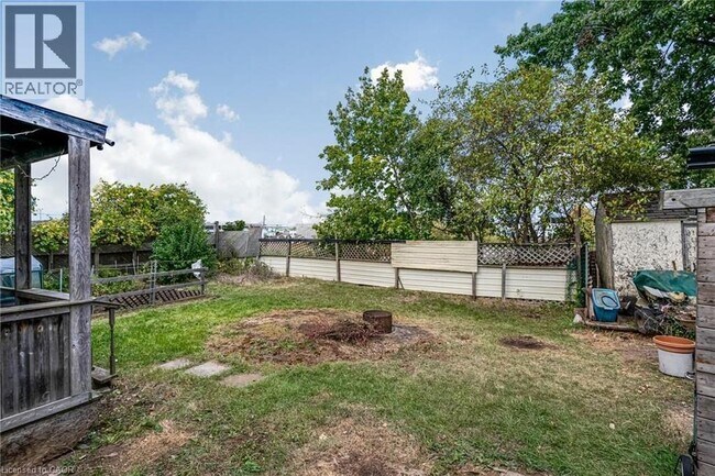 Building Photo - 16 Victoria Ave