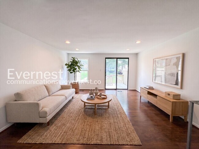 Foto del edificio - 2 Bed/2 Bath Town Home with Modern Amenities / Vouchers Accepted / Available Now!