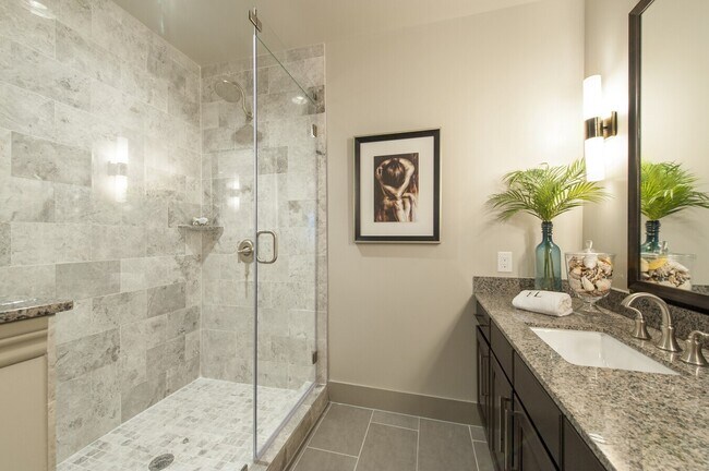 Building Photo - 10401 Town & Country Way