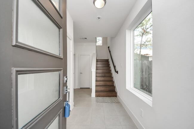 Building Photo - 4810 Martin Oaks Ln