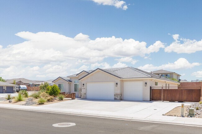 Foto del edificio - Custom 4 bedroom Single Story. Crimson Cliffs boundaries.