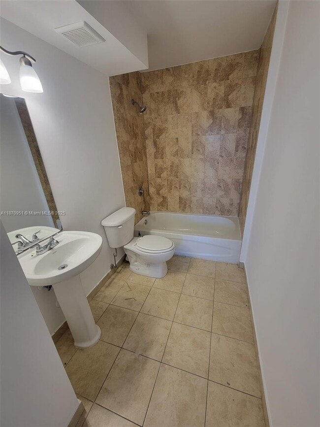 Foto del edificio - 357 N Royal Poinciana Blvd