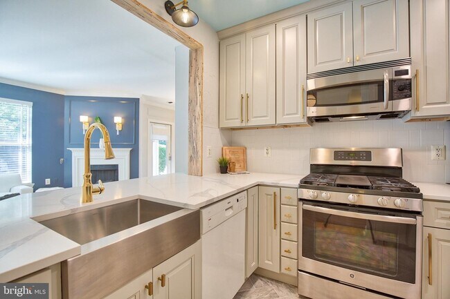 Boch DW, upgraded cabinets, farmhouse sink with upgraded disposer - 12913 Alton Sq