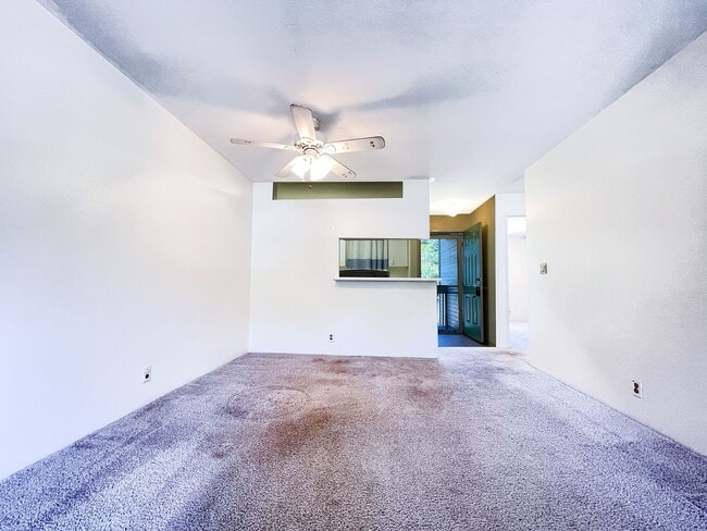 Building Photo - Gardens at Launani! Pet Friendly with A/C!