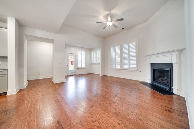 Building Photo - 279 Tanglewood Ln