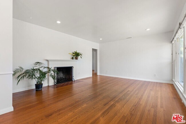 Foto del edificio - 7601 Dunfield Ave