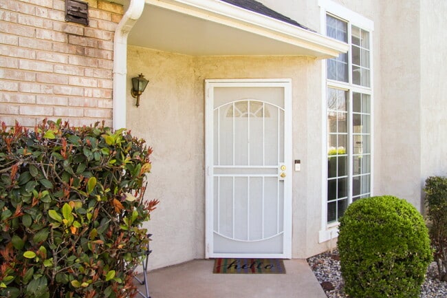Building Photo - "Spacious 4-Bed, 3-Bath Townhouse Retreat ...