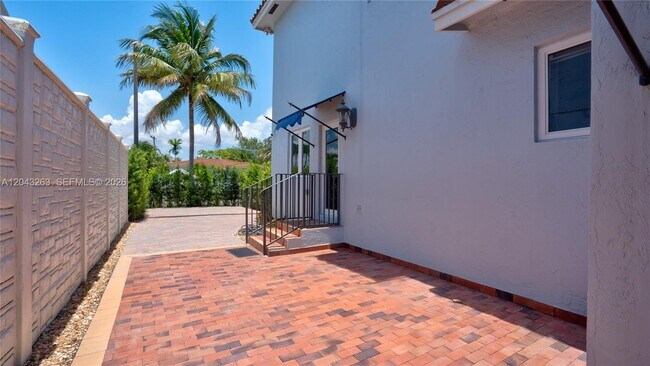 Building Photo - 500 SW 51st Ct