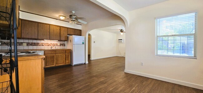 Foto del edificio - 8 W Hillcrest Ave