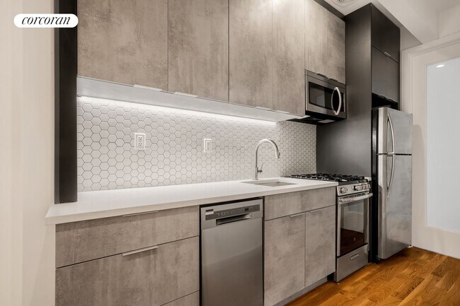 Foto del edificio - 16-61 Woodbine St