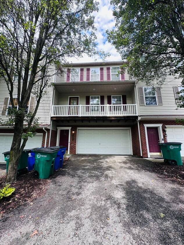 Primary Photo - 3 Bedroom 2.5 Bath Townhouse