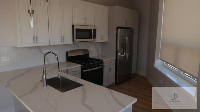 Building Photo - 2 bedroom in CHICAGO IL 60630