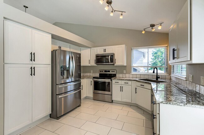 Foto del edificio - Evolve Real Estate: Upgraded and Stylish Remodel in Highlands Ranch. Available Immediately!