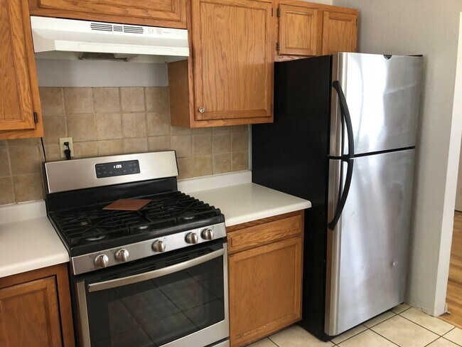 Building Photo - 2 Bedroom/1 bathroom unit in Multifamily  ...