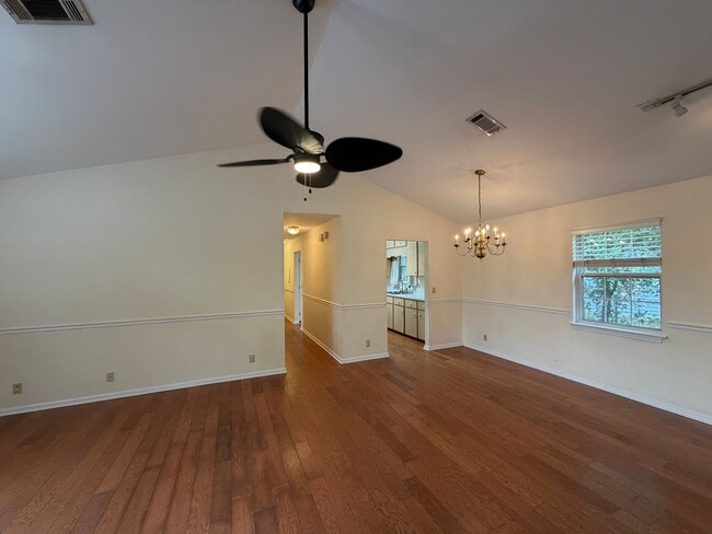 Building Photo - 501 Pine St