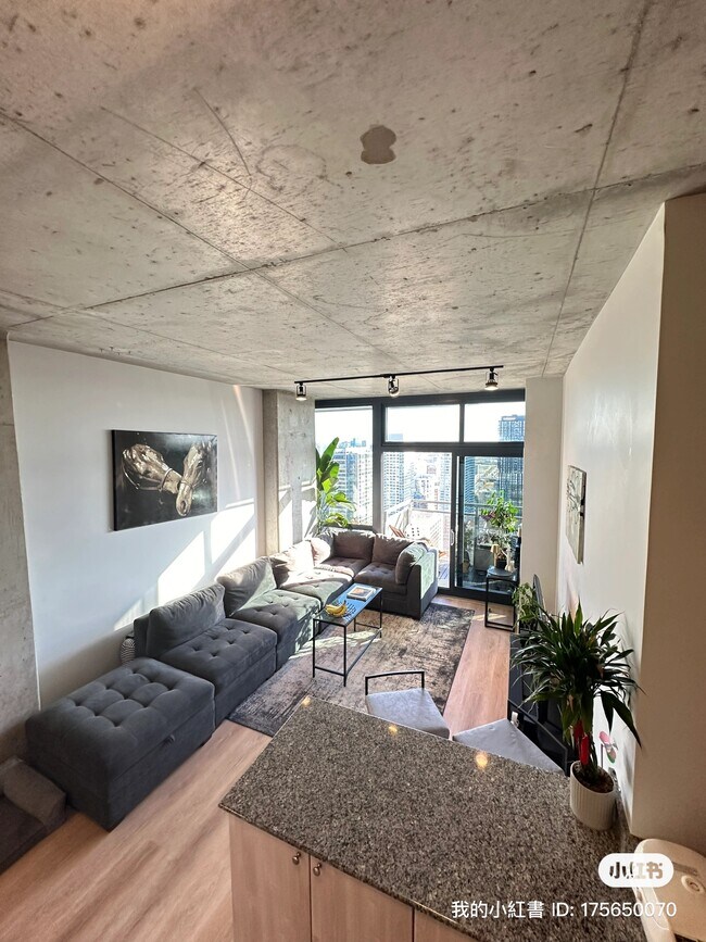 Foto del edificio - 235 W Van Buren St