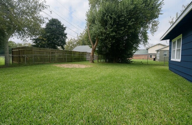 Building Photo - 502 Breezy Ln