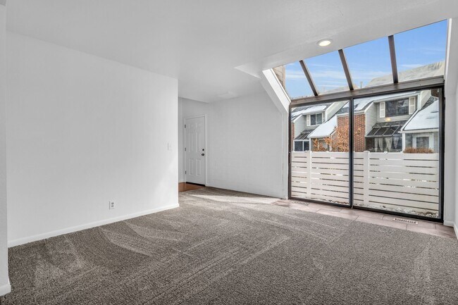 Building Photo - 955 E Essex Court Way