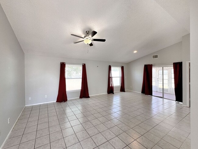 Building Photo - Two-Bedroom Home with Fenced Yard in Winte...