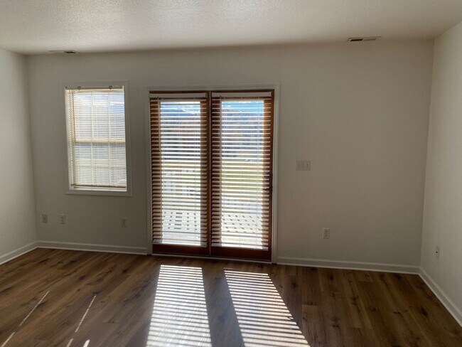 Foto del edificio - Candler - Two Bedroom updated apartment