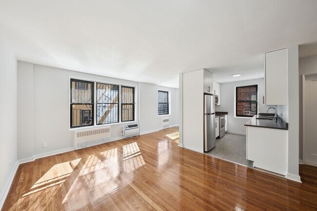 Foto del edificio - 2400 Webb Ave