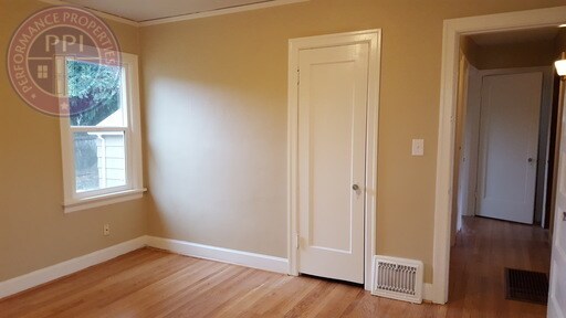Foto del edificio - Charming Updated Irvington Home: Refinished Hard Wood Floors + Finished Basement!No Security Depo...