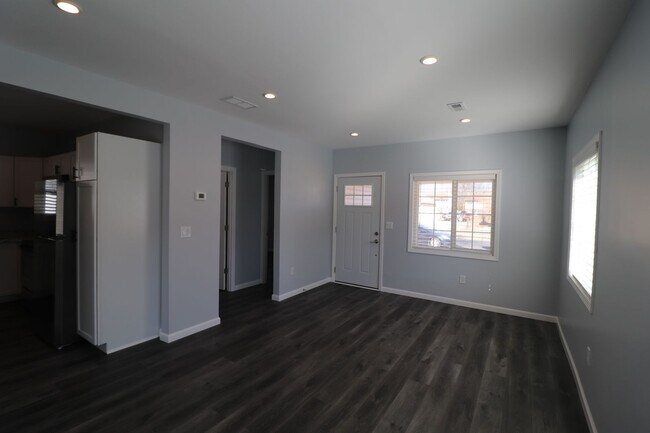 Building Photo - Complete remodel ready for rent!