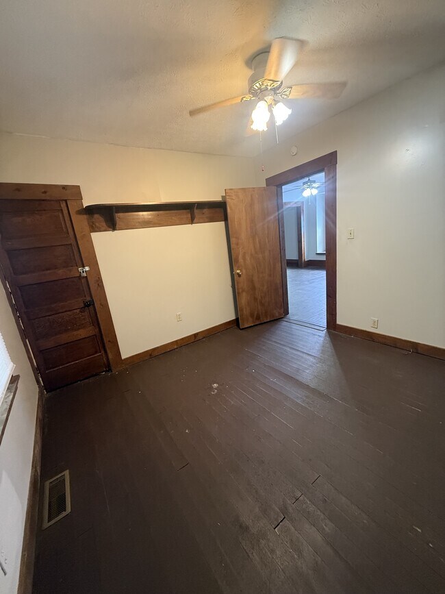 Building Photo - 1707 E Memorial Dr