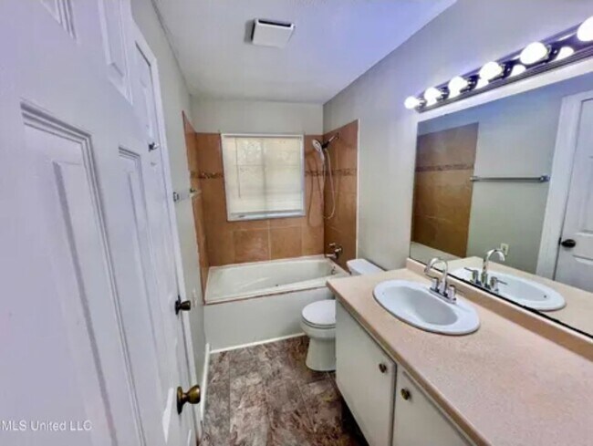 Foto del edificio - 1311 Fernwood Dr