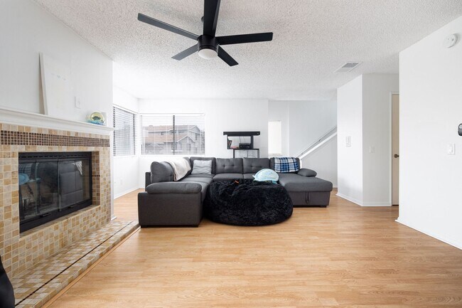 Building Photo - Amazing 3-Story Townhouse in Chulva Vista!