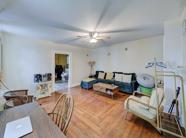 Foto del edificio - 8 Trenton Ave