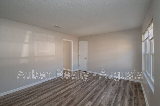 Foto del edificio - 2311 Walden Dr