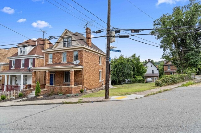 Foto del edificio - 4 Bed 1 Bath Single Family Home