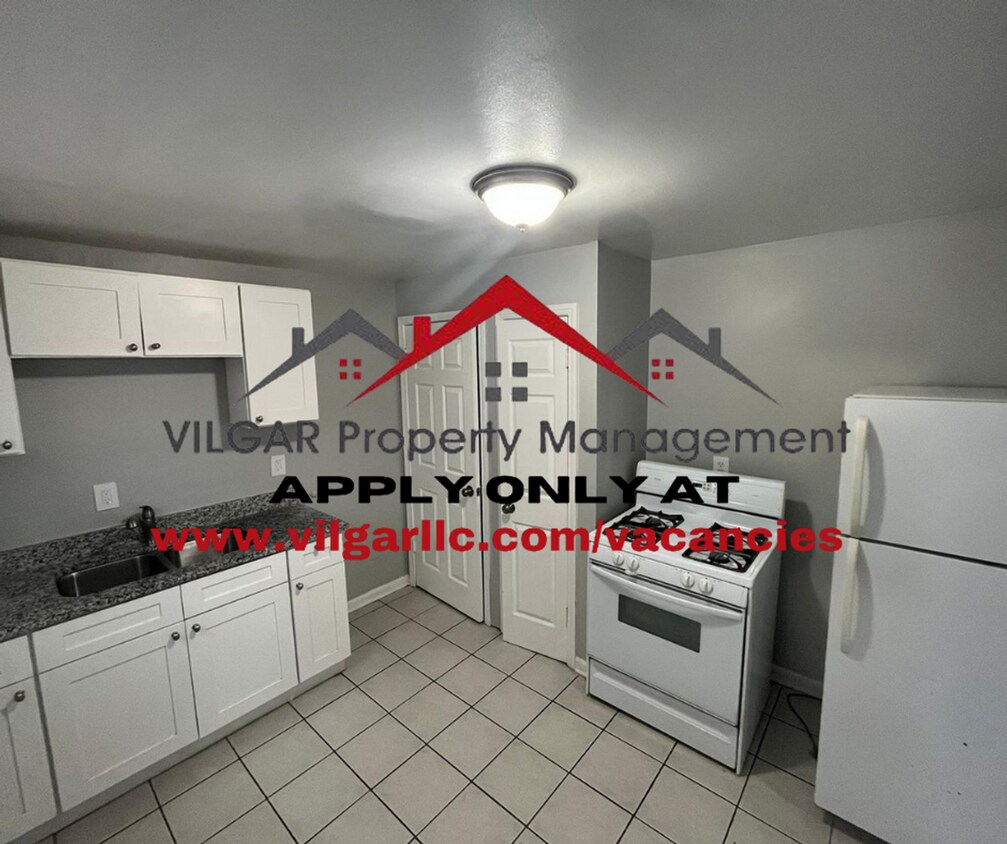 Primary Photo - Duplex home ! 3 bed, 3 story, 1 bath home ...