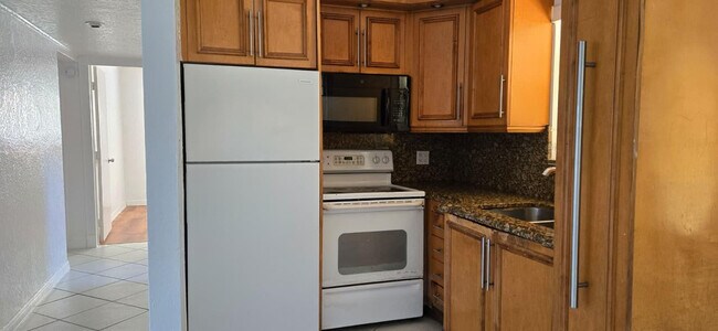 Foto del edificio - 112 Newton Rd