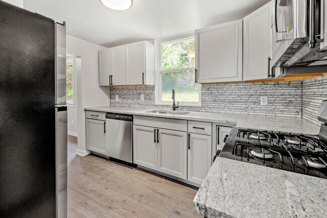 Foto del edificio - BEAUTIFUL 3 BEDROOM BOMBSHELL HOME IN BEEC...