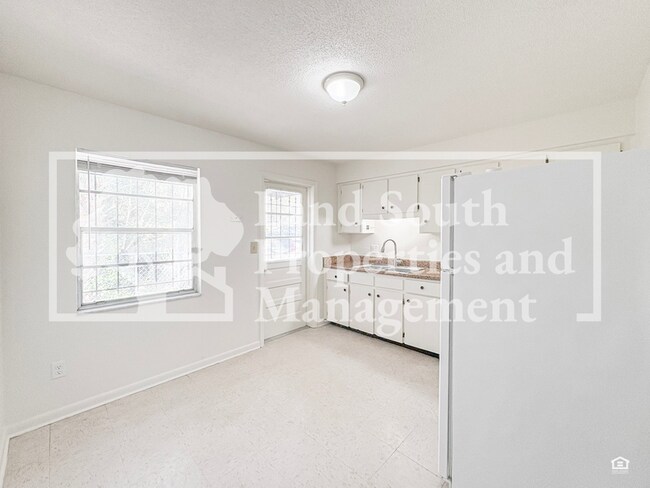 Building Photo - 322 Ariana St