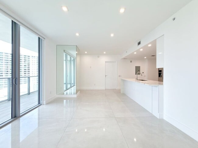 Building Photo - 1300 Brickell Bay Dr
