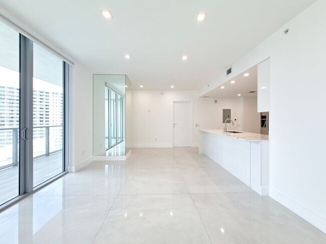 Foto del edificio - 1300 Brickell Bay Dr