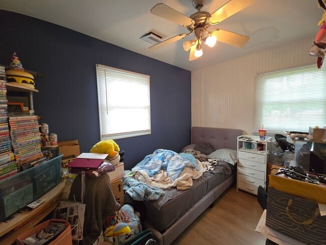 Building Photo - Centrally Located 2-Bed Home with Garage &...