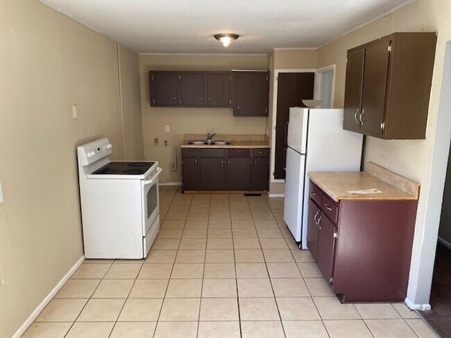 Building Photo - 3 Bedroom Cottage - COMING SOON!