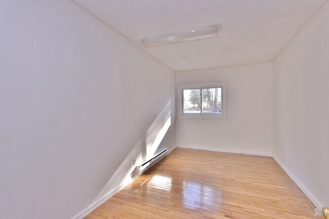 Foto del edificio - Large 4 bedroom, 2 bath home for rent in R...