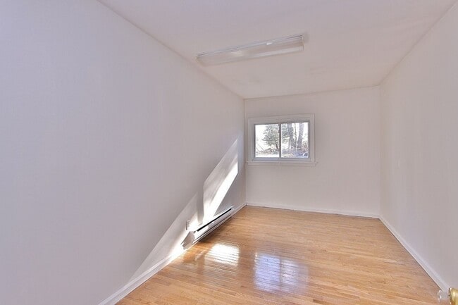 Building Photo - Large 4 bedroom, 2 bath home for rent in R...